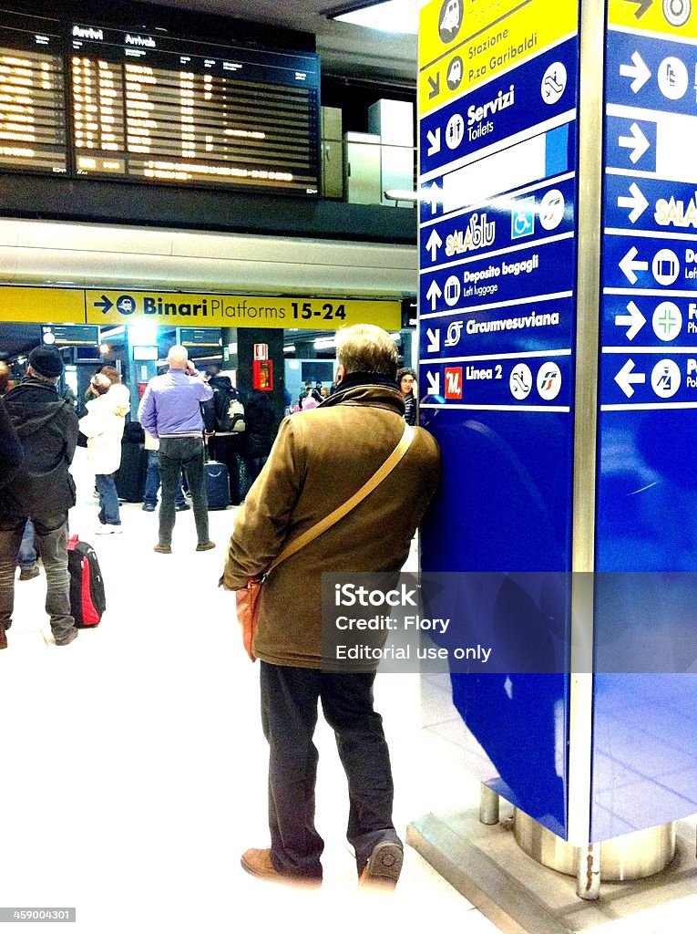 Esperando na estação de trem - Foto de stock de Apple computers royalty-free