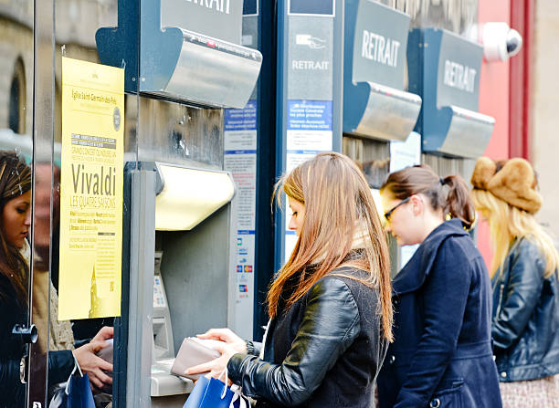 menschen mit geldautomat auf die straßen von paris - retrait stock-fotos und bilder