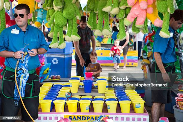 Carnaval De Los Trabajadores En Los Juegos Foto de stock y más banco de imágenes de Parque de atracciones - Parque de atracciones, 25-29 años, 30-34 años