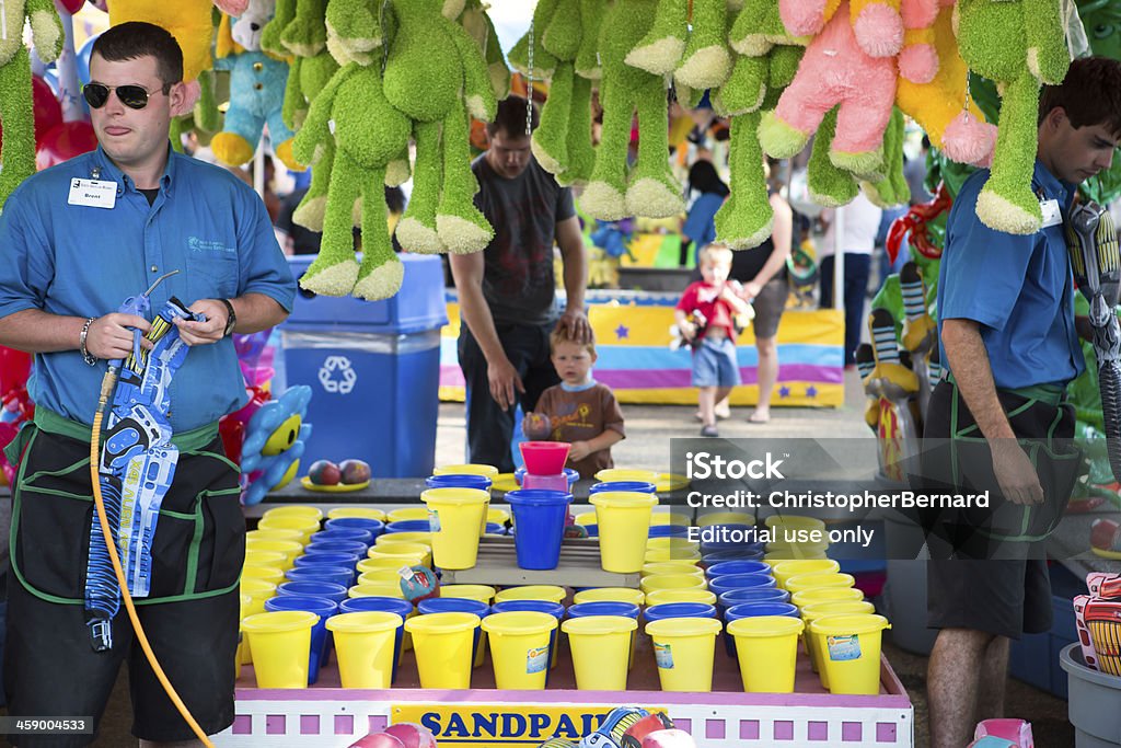 Trabalhadores no Carnaval de jogos - Foto de stock de Parque de diversões - Edifício de entretenimento royalty-free