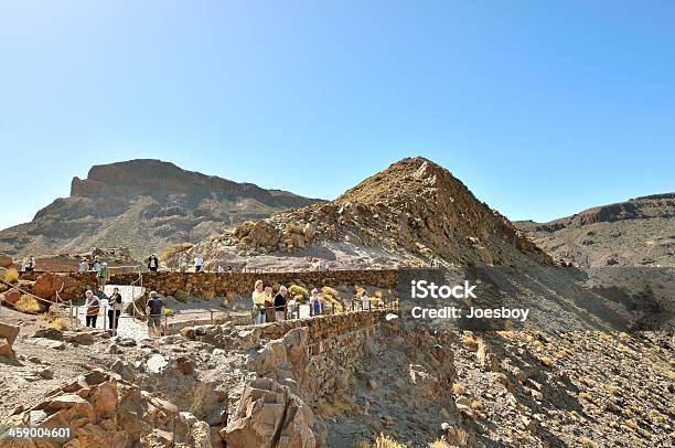 Tenerife Turista Nel Parco Nazionale Di Teide - Fotografie stock e altre immagini di Adulto - Adulto, Ambientazione esterna, Attività