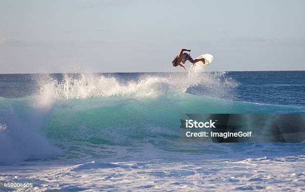 Surfista Voar Através Do Ar No Havai - Fotografias de stock e mais imagens de Adulto - Adulto, Ao Ar Livre, Atividade