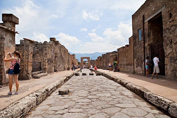 calle de pompeya - ancient civilization italy pompeii distraught fotografías e imágenes de stock