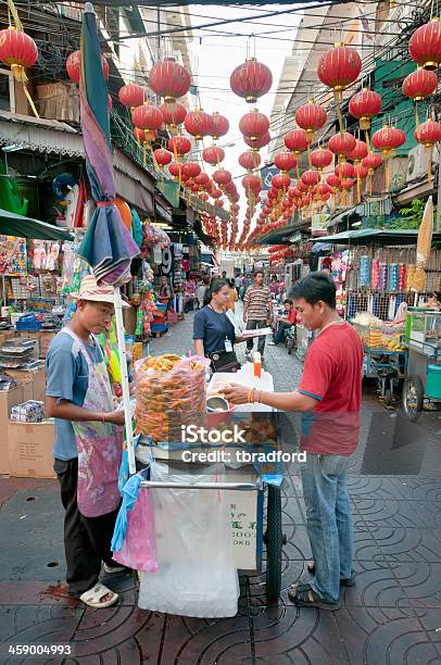China Town Market Di Bangkok Tailandia - Fotografie stock e altre immagini di Yaowarat Road - Yaowarat Road, Affollato, Ambientazione esterna