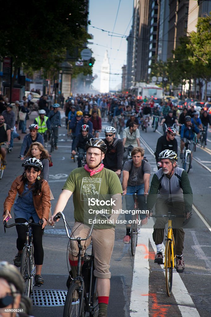 Los ciclistas en masa crítica de San Francisco - Foto de stock de Aire libre libre de derechos