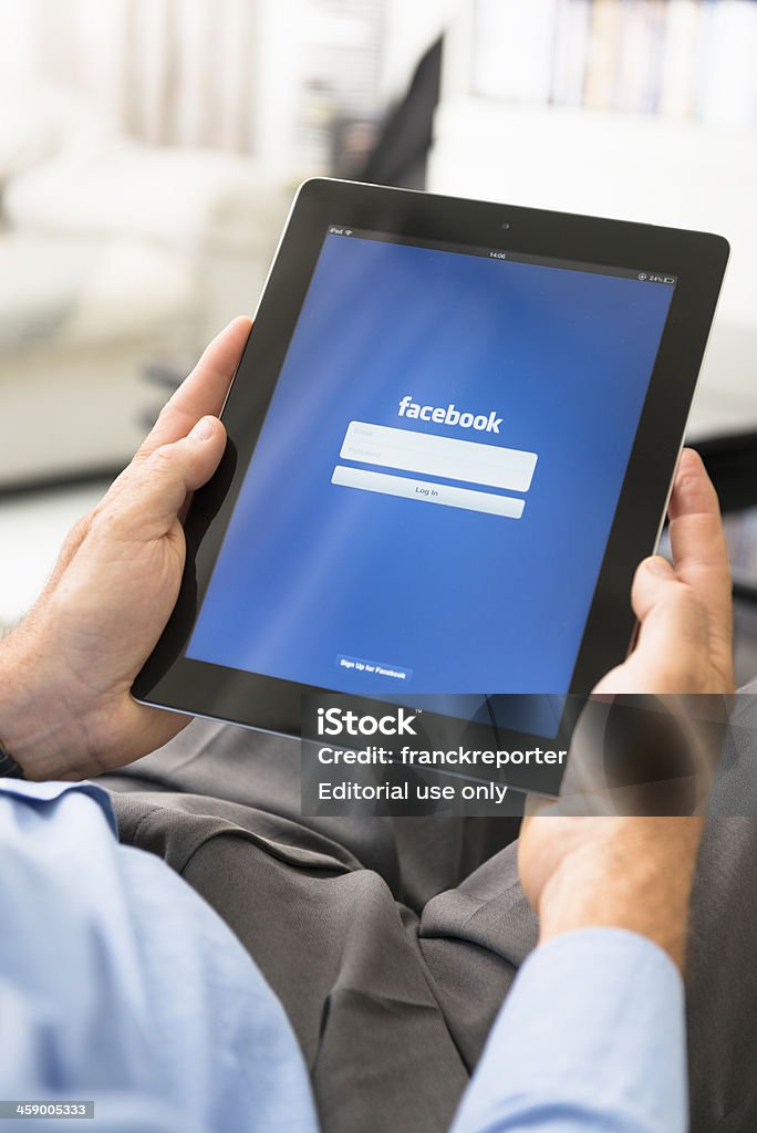 Mann hält das neue Ipad 3 mit Facebook-app - Lizenzfrei Tablet benutzen Stock-Foto