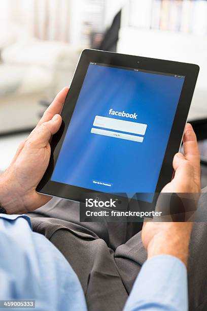 Mann Hält Das Neue Ipad 3 Mit Facebookapp Stockfoto und mehr Bilder von Tablet benutzen - Tablet benutzen, Ausrüstung und Geräte, Berührungsbildschirm