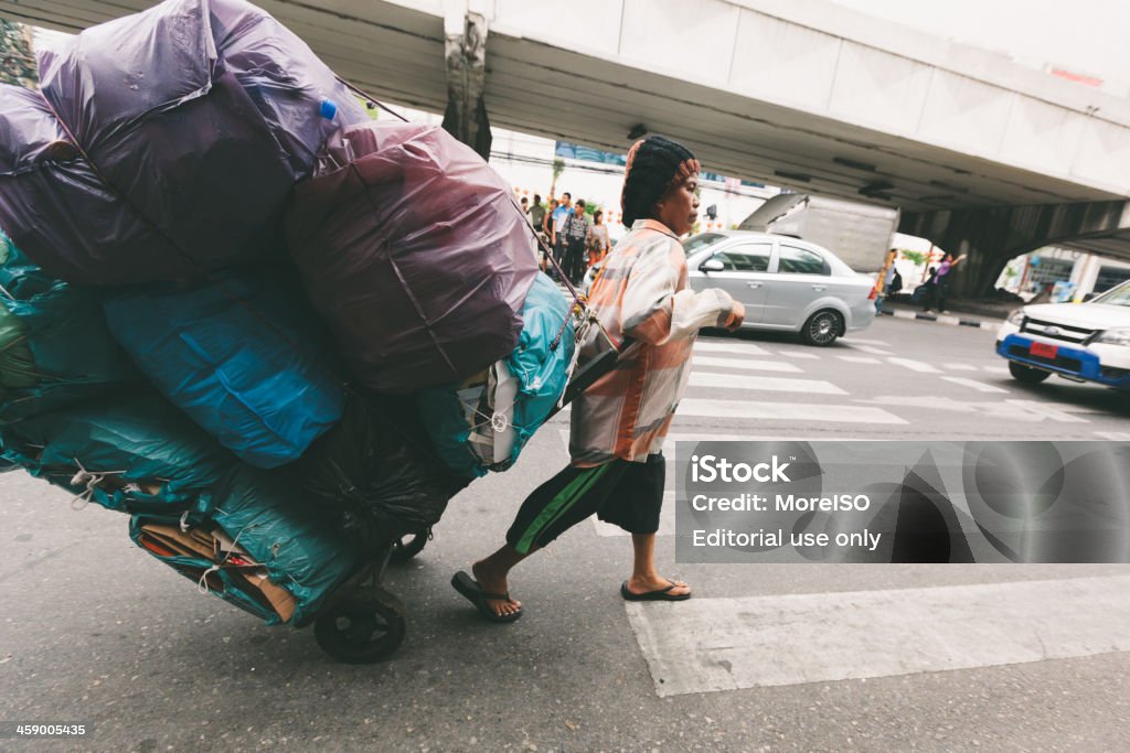 Женщина работает в Бангкоке - Стоковые фото Отходы роялти-фри
