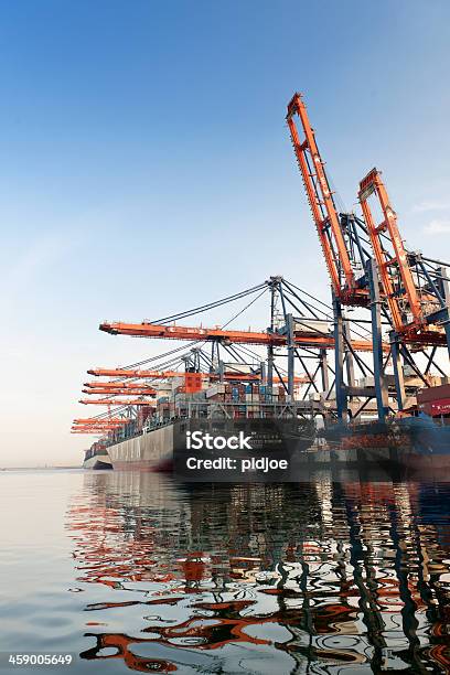 Container Nave Ormeggiate Nel Porto - Fotografie stock e altre immagini di Acqua - Acqua, Alba - Crepuscolo, Ambientazione esterna