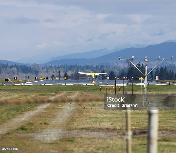 小さなプライベート飛行機着陸 - ゼネラル・アビエーションのストックフォトや画像を多数ご用意 - ゼネラル・アビエーション, ワシントン州, 写真