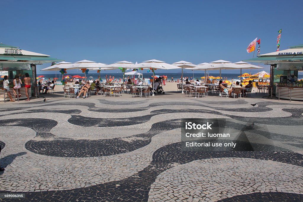 Relax in spiaggia di Copacabana - Foto stock royalty-free di Marciapiede