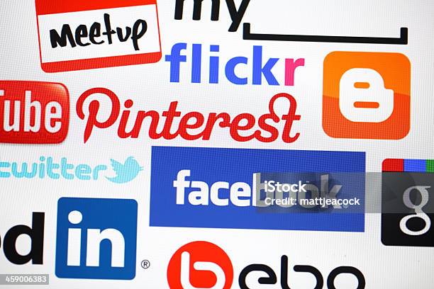 Logos De Medios Sociales En Una Pantalla De Ordenador Foto de stock y más banco de imágenes de Google - Marca comercial