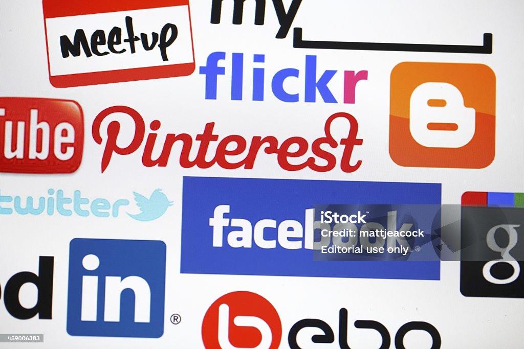 Redes sociais logótipos no ecrã do computador - Royalty-free Google - Nome de marca Foto de stock