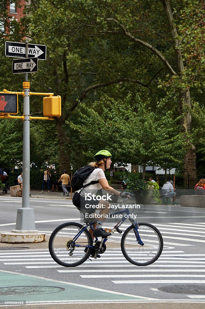 雌 Bicyclist E.23rd St 乗馬のほか、マンハッタンやニューヨーク市 - サイクリングのロイヤリティフリーストックフォト