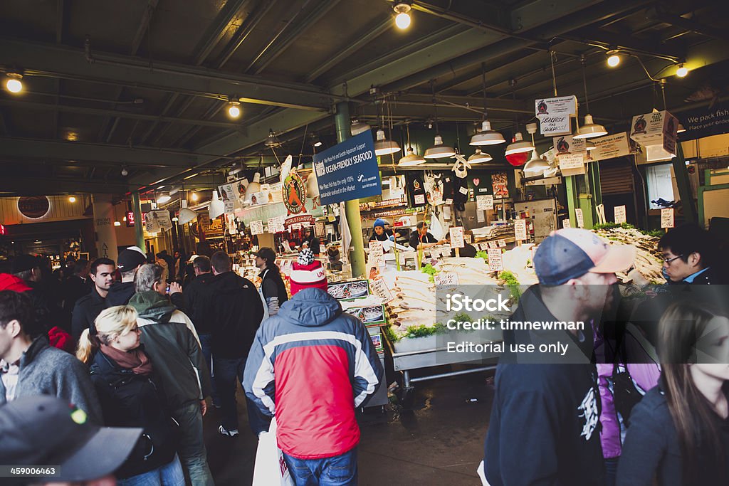 Famoso Seattle Pike Place Fish Company soporte de comida al mar - Foto de stock de Acontecimientos en las noticias libre de derechos