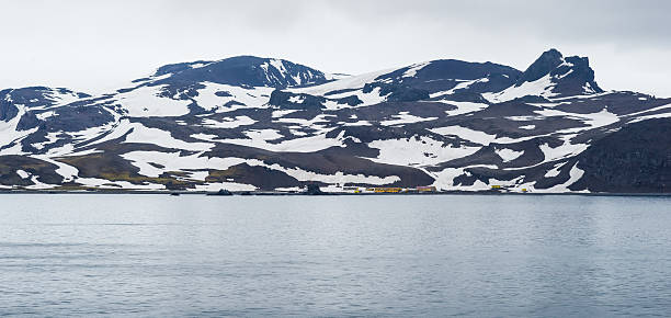 antártica arctowski polaco de baía admiralty, à antártida - admiralty bay sky landscape wintry landscape imagens e fotografias de stock