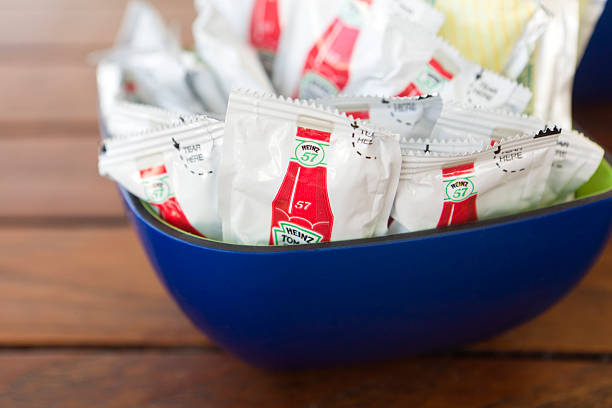 heinz 57 ketchup pakete - sachet fotos stock-fotos und bilder