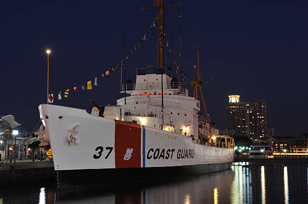 береговая охрана корабль в балтиморе - usa coast guard ship nautical vessel стоковые фото и изображения