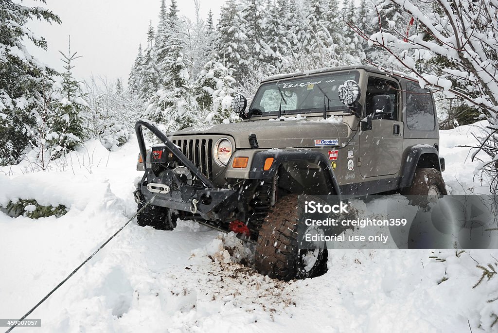 Stuck Jeep Winches Out Stock Photo - Download Image Now - Cable Winch,  Motorsport, 4x4 - iStock