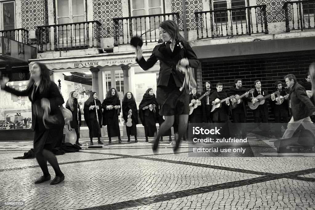 Alunos cantando e dançando em Lisboa - Foto de stock de Baixa de Lisboa royalty-free