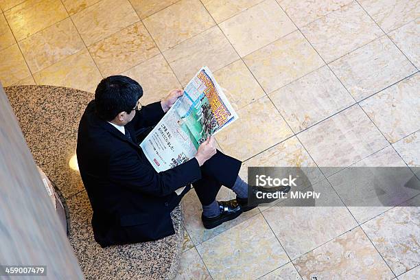 Shinjuku Descanso De Negocios Foto de stock y más banco de imágenes de Hombres - Hombres, Leer, Negocio