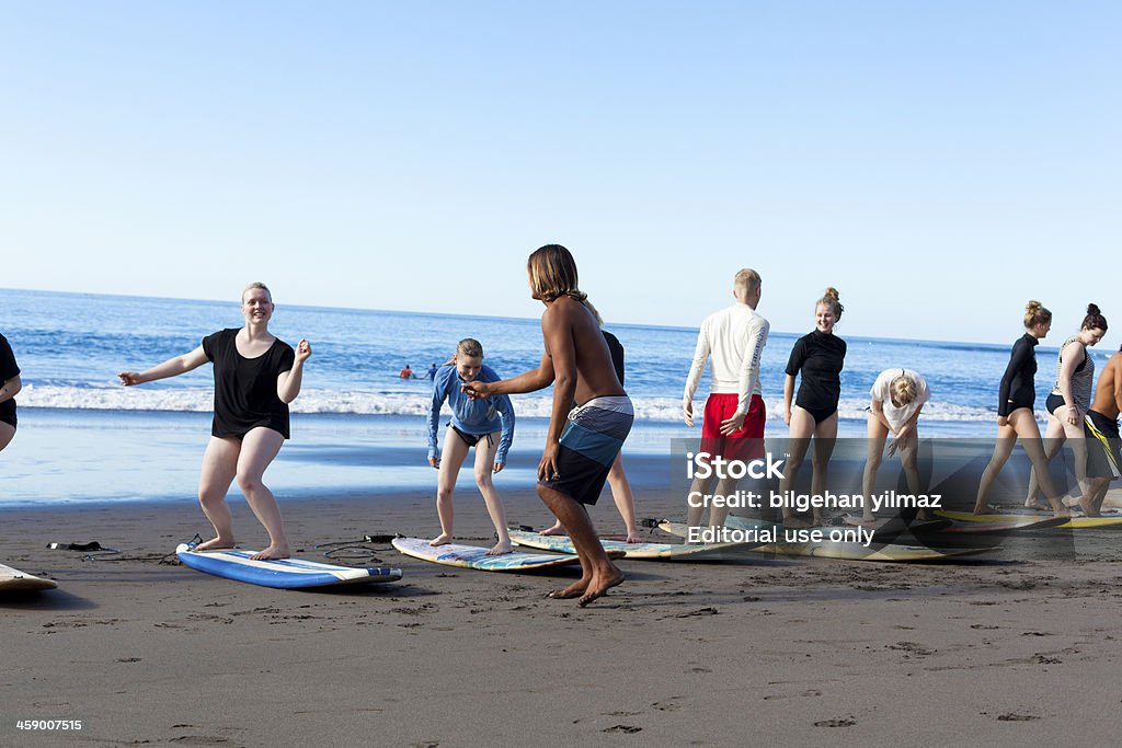Surf s'entraîner - Photo de Femmes libre de droits