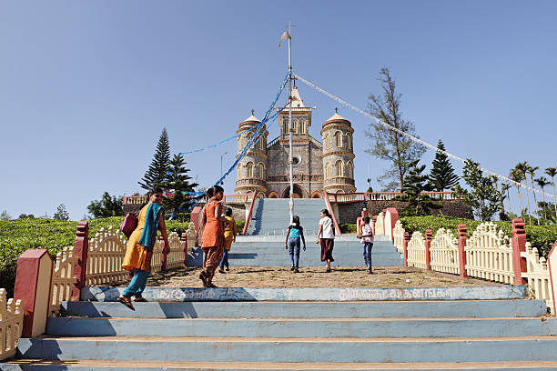 천주교 성당도 케랄라, 인도 - kerala tea crop place of worship moving up 뉴스 사진 이미지