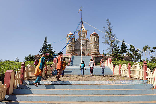католическая церковь в керала, индия - kerala tea crop place of worship moving up стоковые фото и изображения