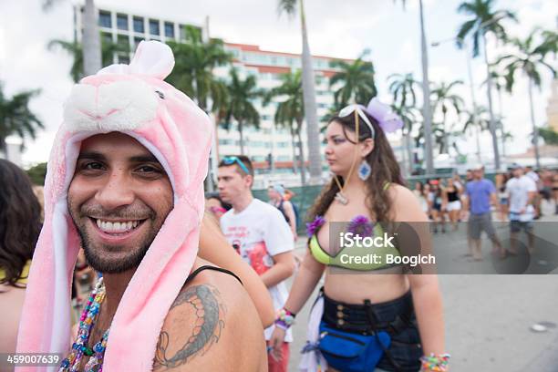 男性にピンクのウサギの帽子に超 - 2013年のストックフォトや画像を多数ご用意 - 2013年, お祭り好き, アメリカ合衆国