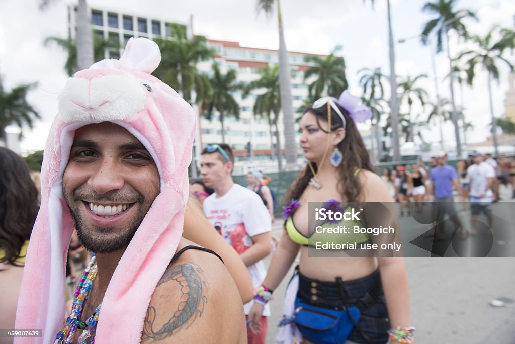 Человек в розовый Кролик Шляпа собираетесь Ultra - Стоковые фото 2013 роялти-фри