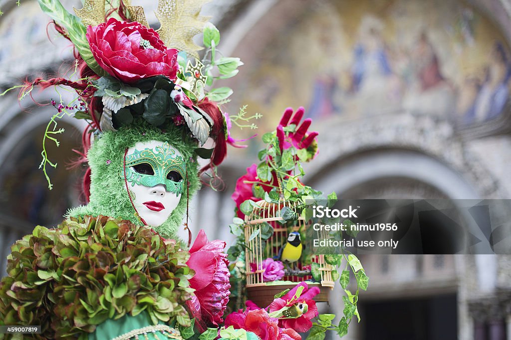 Maschera di carnevale di Venezia 2013 accanto alla basilica di San Marco - Foto stock royalty-free di Abbigliamento