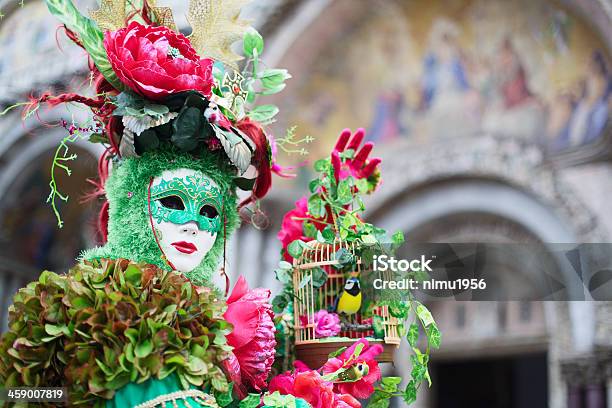 Maschera Di Carnevale Di Venezia 2013 Accanto Alla Basilica Di San Marco - Fotografie stock e altre immagini di Abbigliamento
