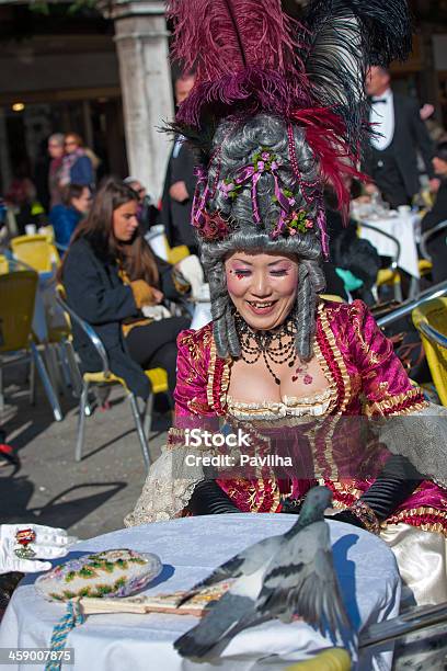 Japonese Noble Donna E Pigeon Venezia Carnevale 2013 - Fotografie stock e altre immagini di Venezia