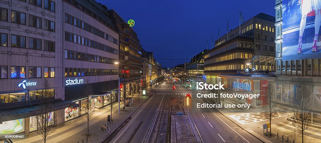 Stockholm Hamngatan Einkaufsstraße beleuchtet Dämmerung Schweden - Lizenzfrei Abenddämmerung Stock-Foto