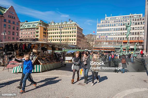 Sztokholm Młodych Ludzi W Hotorget Rynek Szwecja - zdjęcia stockowe i więcej obrazów Bezchmurne niebo - Bezchmurne niebo, Ludzie, Miasto