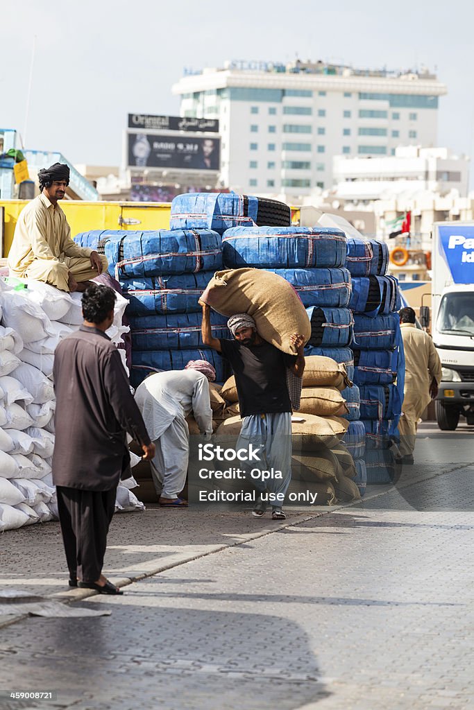 Trabalhador Manual no Dubai Creek carying uma bolsa grande. - Foto de stock de Adulto royalty-free