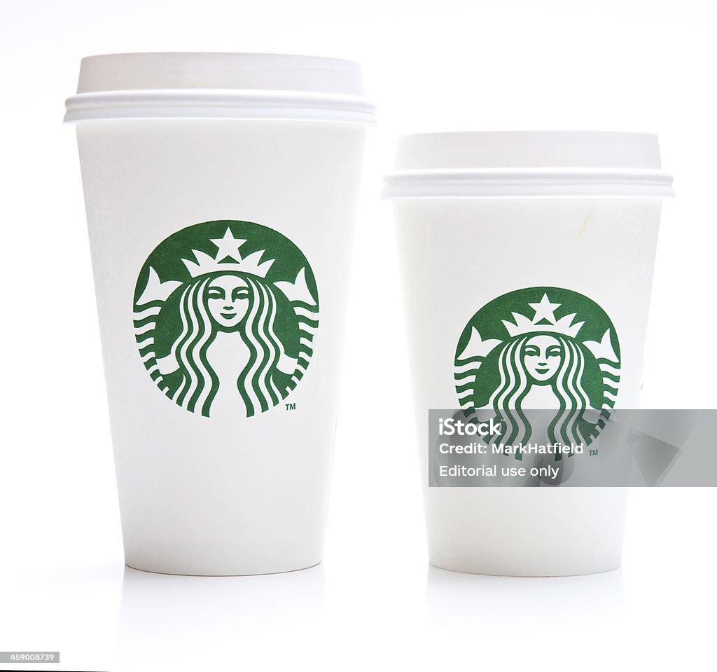 Grande y una taza de café Starbucks de altura - Foto de stock de Starbucks libre de derechos