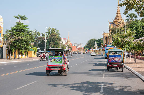 tuktuks guida superato il palazzo reale di phnom penh - stupa royal stupa local landmark national landmark foto e immagini stock
