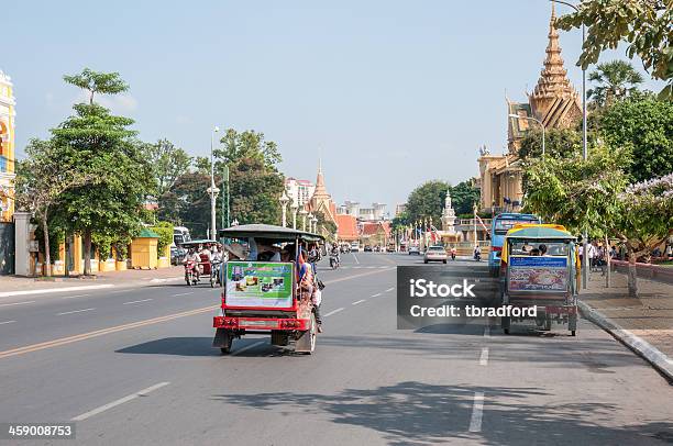 Tuktuks Guida Superato Il Palazzo Reale Di Phnom Penh - Fotografie stock e altre immagini di Phnom Penh