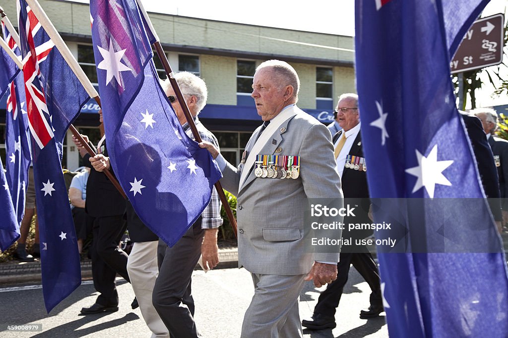 Männer Marschieren am Anzac-Tag mit Australische Flags - Lizenzfrei Australien Stock-Foto