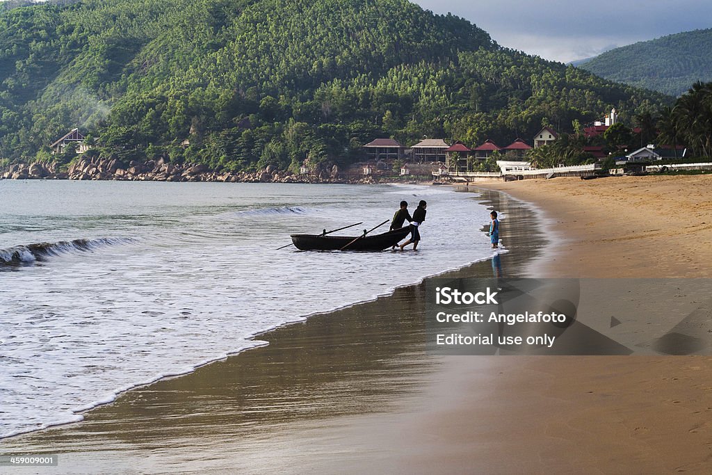 Pescatore famiglia sulla spiaggia, Vietnam - Foto stock royalty-free di Ambientazione esterna