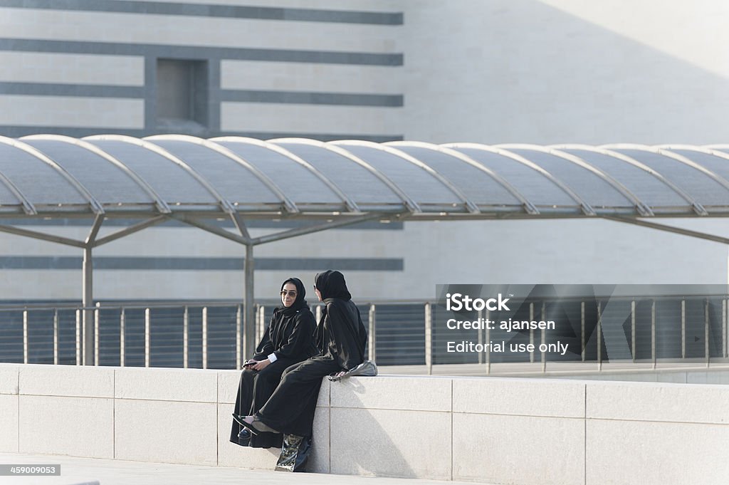 Duas mulheres sentado infront Museu de Arte Islâmica em Doha - Foto de stock de Ad Dawhah royalty-free