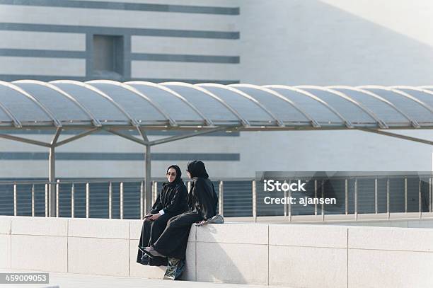 Foto de Duas Mulheres Sentado Infront Museu De Arte Islâmica Em Doha e mais fotos de stock de Ad Dawhah