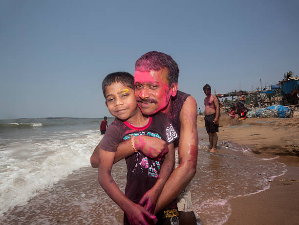 holi-padre e hijo - indian ocean flash fotografías e imágenes de stock
