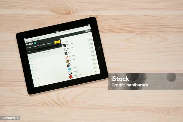 Twitter No Apple Ipad - Fotografias de stock e mais imagens de Agenda Eletrónica - Agenda Eletrónica, Aplicação móvel, Apresentação Digital