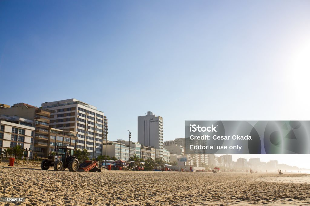 Tractor limpiar la playa - Foto de stock de Arena libre de derechos