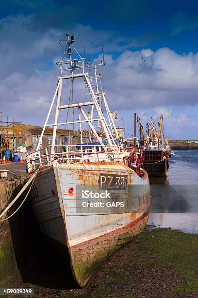Fischerboot In Den Hafen Von Newlyn Bei Ebbe Stockfoto und mehr Bilder von Alt - Alt, Cornwall - England, Ebbe