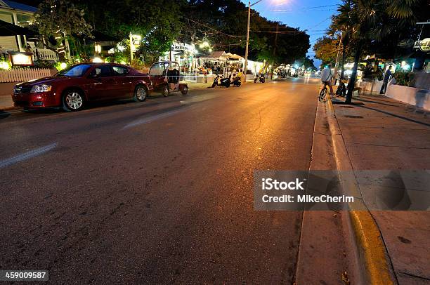 Key West Escena De La Calle Duval Foto de stock y más banco de imágenes de Noche - Noche, Bordillo, Cayo Hueso