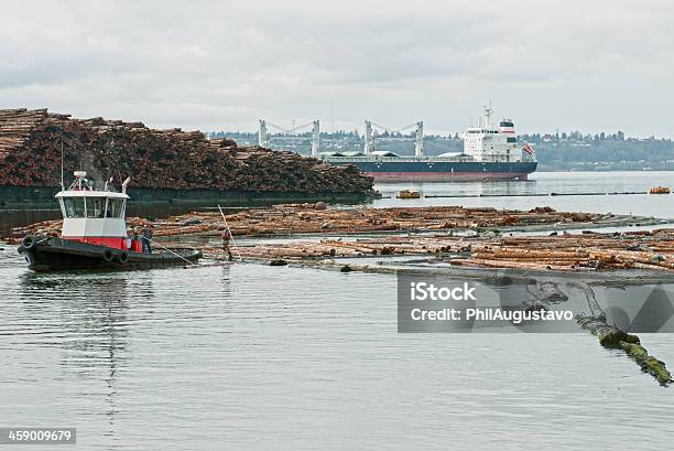 Homem Passar Sobre Os Do Navio Rebocador Iniciar A Série - Fotografias de stock e mais imagens de Adulto