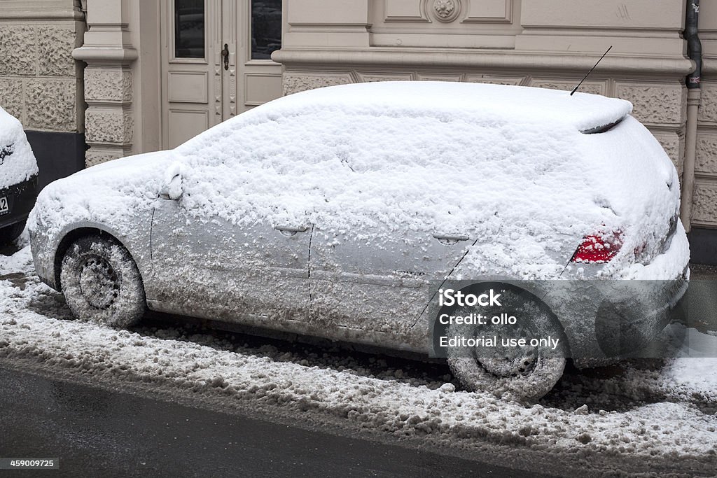 Coberto de neve car - Foto de stock de Neve royalty-free